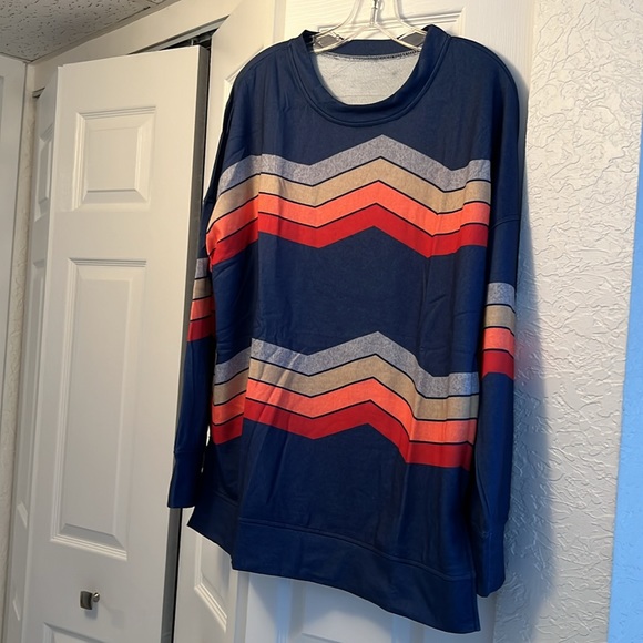 UNBRANDED XL LS WITH SLIT SIDES BLUE WITH VIBRANT COLORED DESIGN TOP - Picture 9 of 9